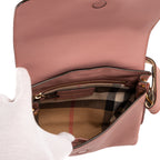 Bandolera The Buckle de piel lisa de grano suave rosa