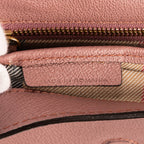 Bandolera The Buckle de piel lisa de grano suave rosa