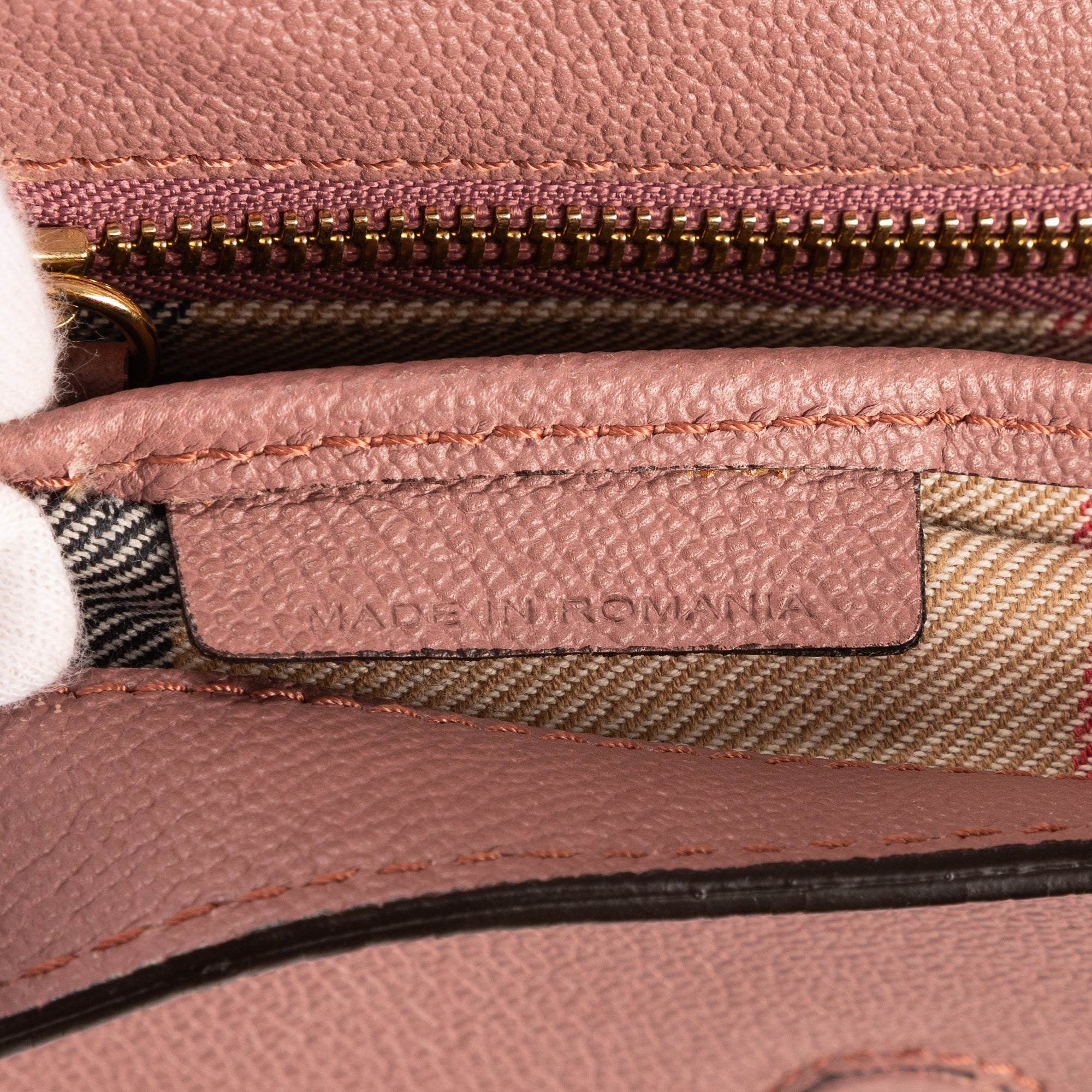 Bandolera The Buckle de piel lisa de grano suave rosa