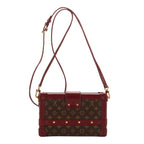 Sac bandoulière Petite Malle petit format en toile Monogram bordeaux avec finitions en cuir lisse