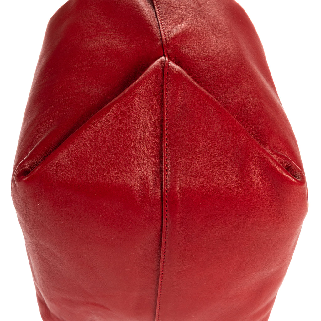 Bandolera Teddy tipo cubo de cuero liso rojo