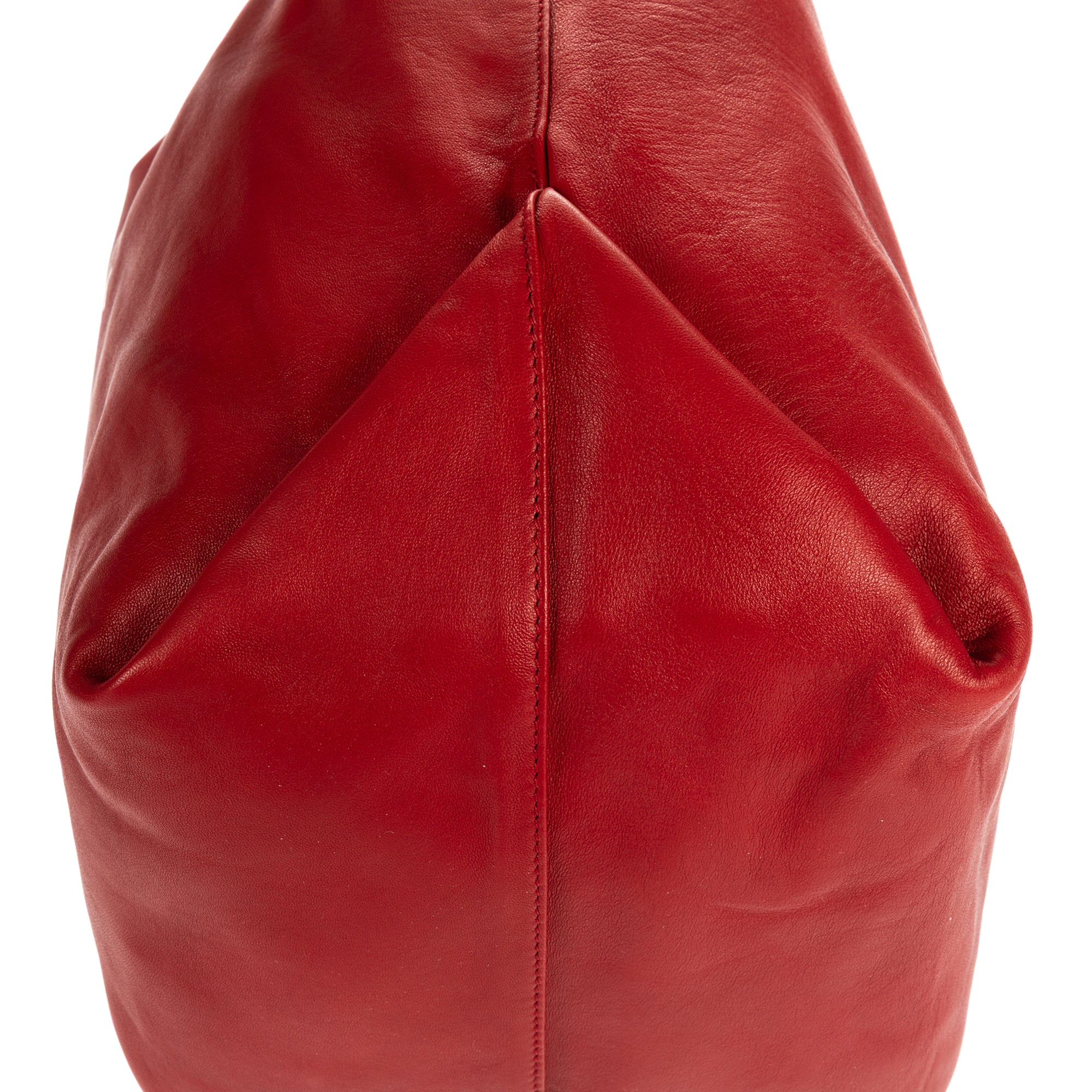 Bandolera Teddy tipo cubo de cuero liso rojo