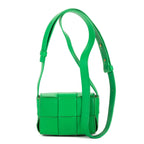 Sac à bandoulière Micro Candy Cassette Crossbody en cuir Intrecciato vert