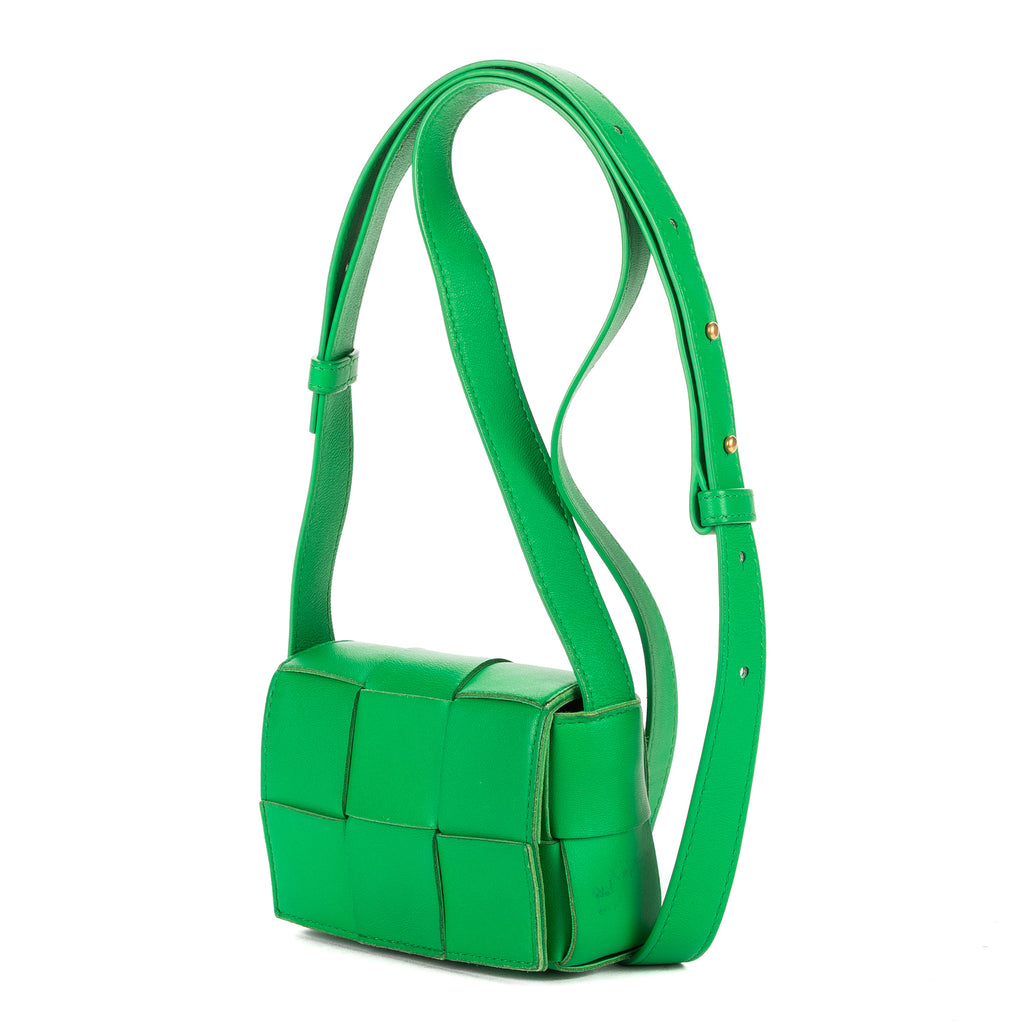 Sac à bandoulière Micro Candy Cassette Crossbody en cuir Intrecciato vert