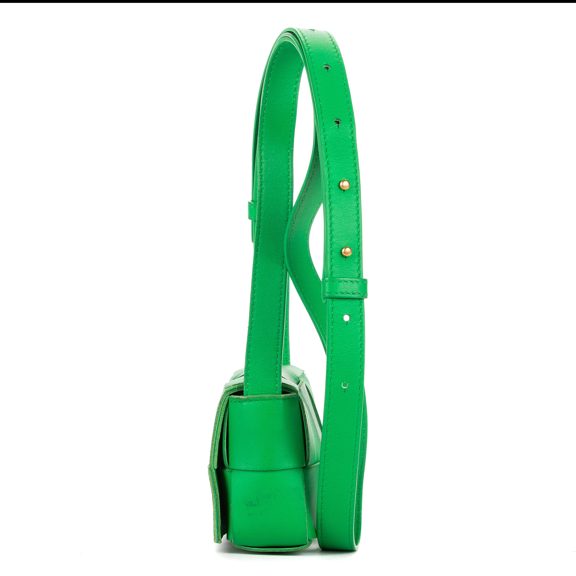Sac à bandoulière Micro Candy Cassette Crossbody en cuir Intrecciato vert