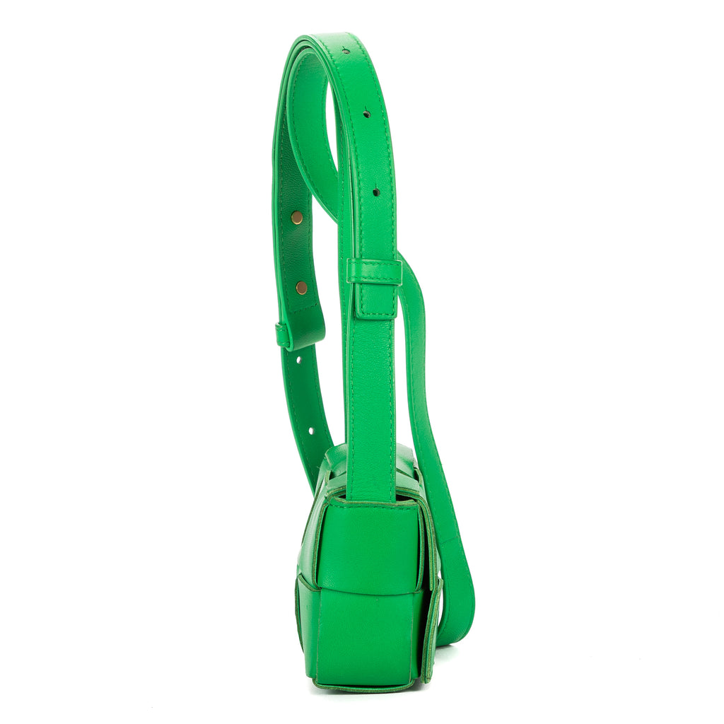 Sac à bandoulière Micro Candy Cassette Crossbody en cuir Intrecciato vert