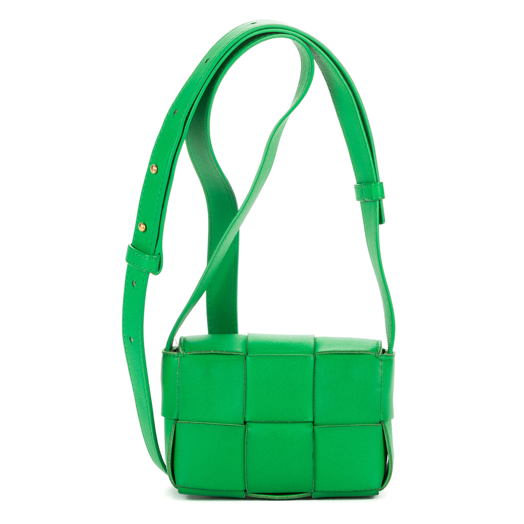 Sac à bandoulière Micro Candy Cassette Crossbody en cuir Intrecciato vert