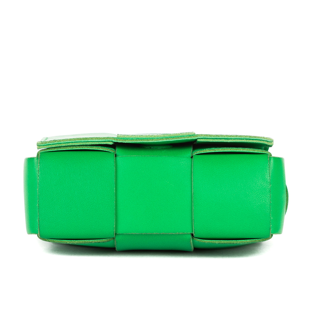 Sac à bandoulière Micro Candy Cassette Crossbody en cuir Intrecciato vert