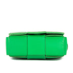 Sac à bandoulière Micro Candy Cassette Crossbody en cuir Intrecciato vert