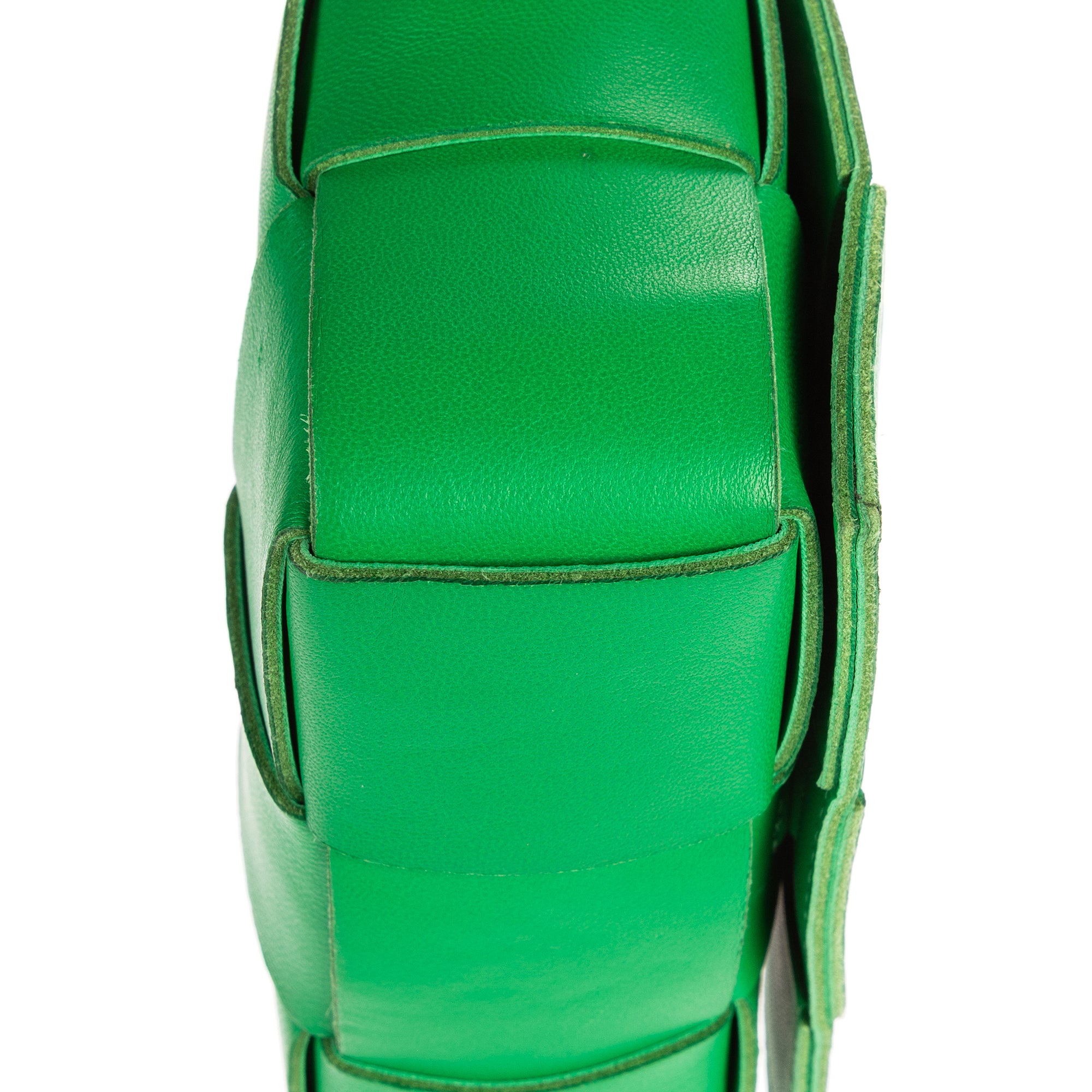 Sac à bandoulière Micro Candy Cassette Crossbody en cuir Intrecciato vert