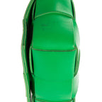 Sac à bandoulière Micro Candy Cassette Crossbody en cuir Intrecciato vert