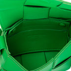 Sac à bandoulière Micro Candy Cassette Crossbody en cuir Intrecciato vert