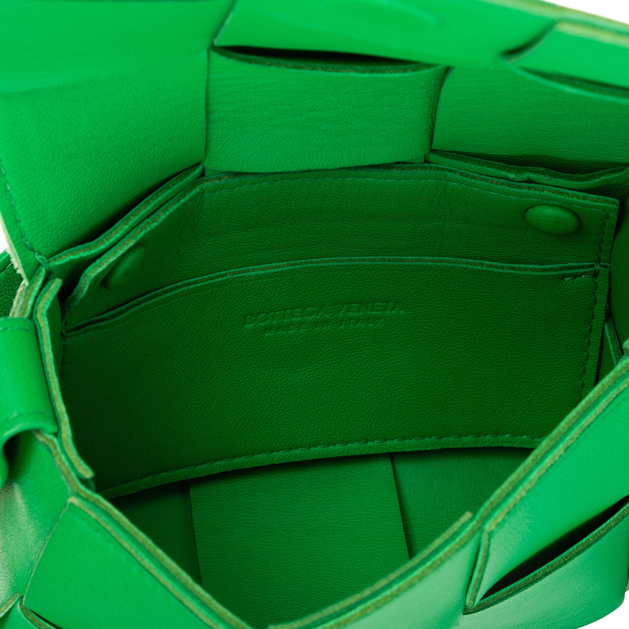Sac à bandoulière Micro Candy Cassette Crossbody en cuir Intrecciato vert