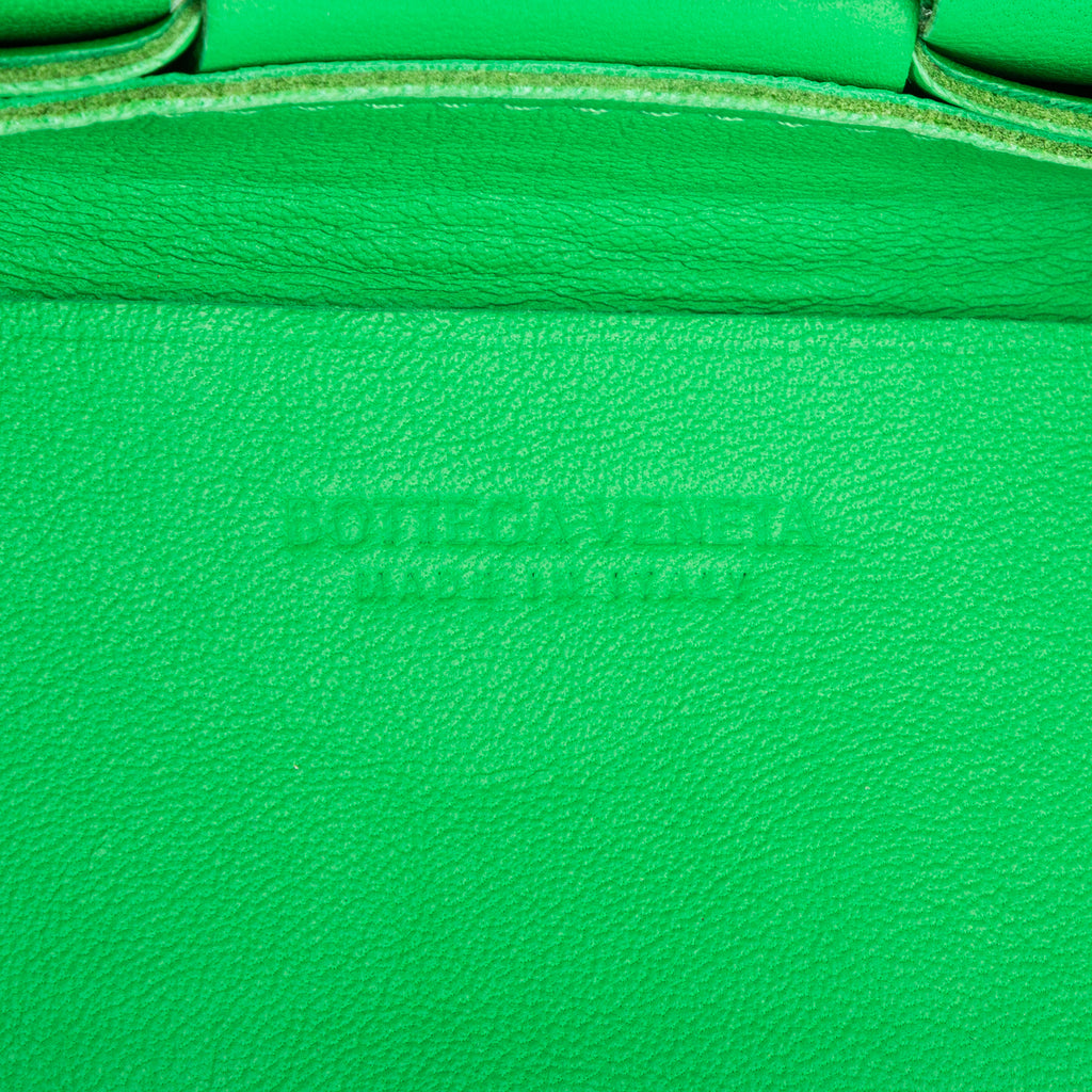 Sac à bandoulière Micro Candy Cassette Crossbody en cuir Intrecciato vert