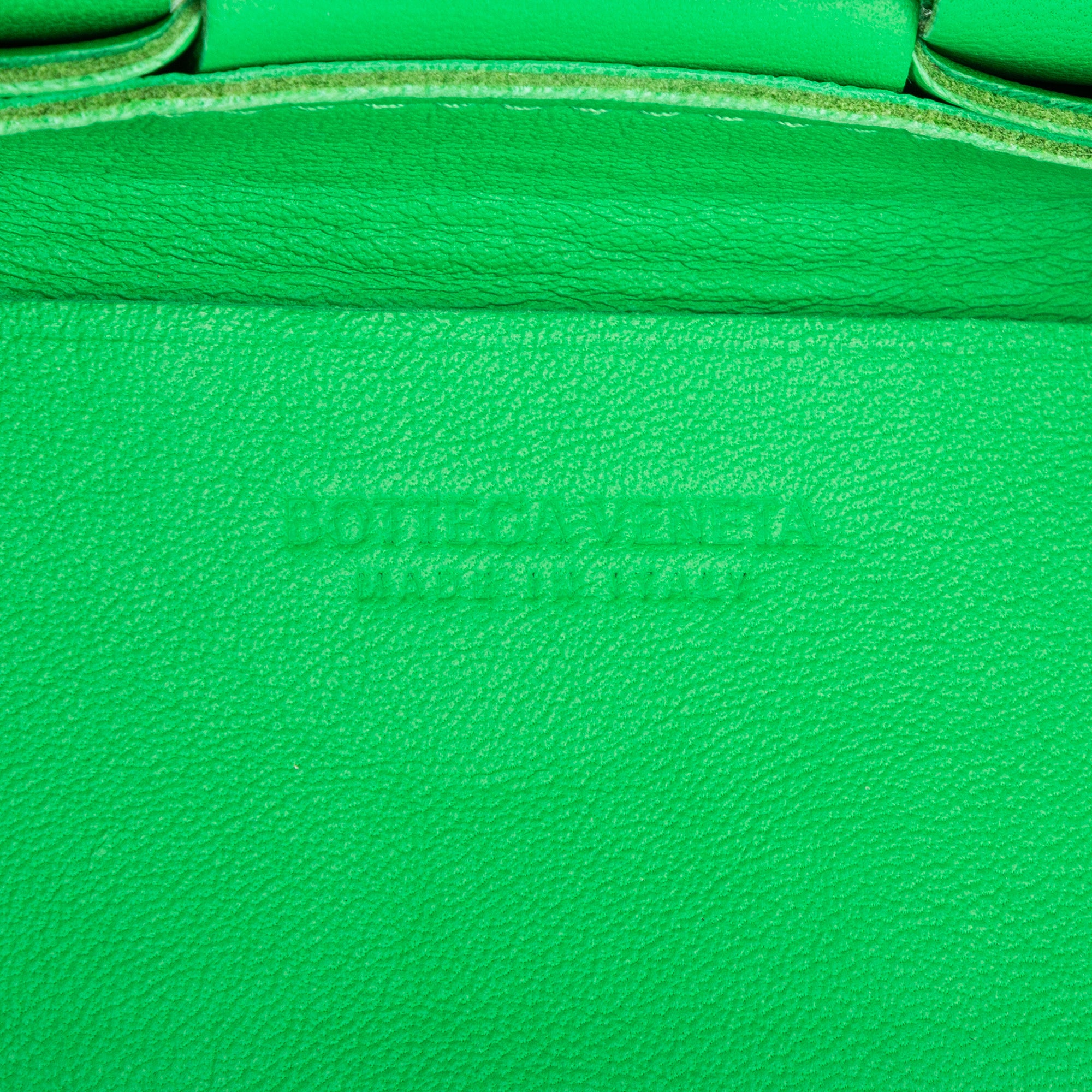 Sac à bandoulière Micro Candy Cassette Crossbody en cuir Intrecciato vert
