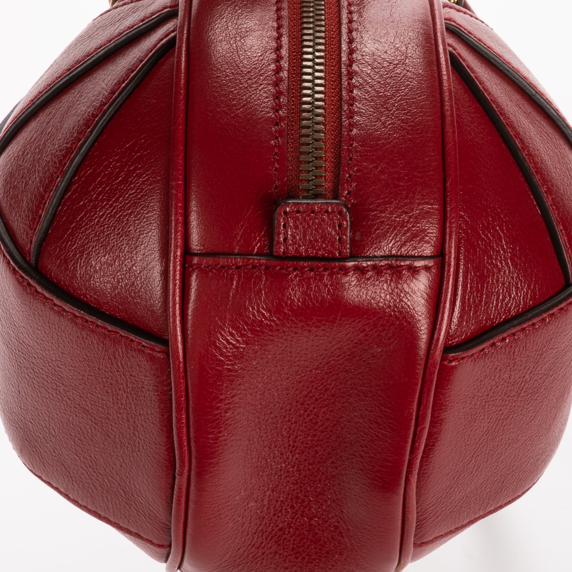 Sac bandoulière Mini Tifosa Ball Bag en cuir de veau grainé rouge