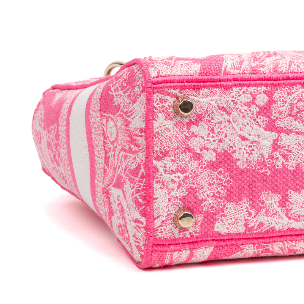 Bolso de hombro Lady Dior Lite mediano de edición limitada en lona bordada rosa
