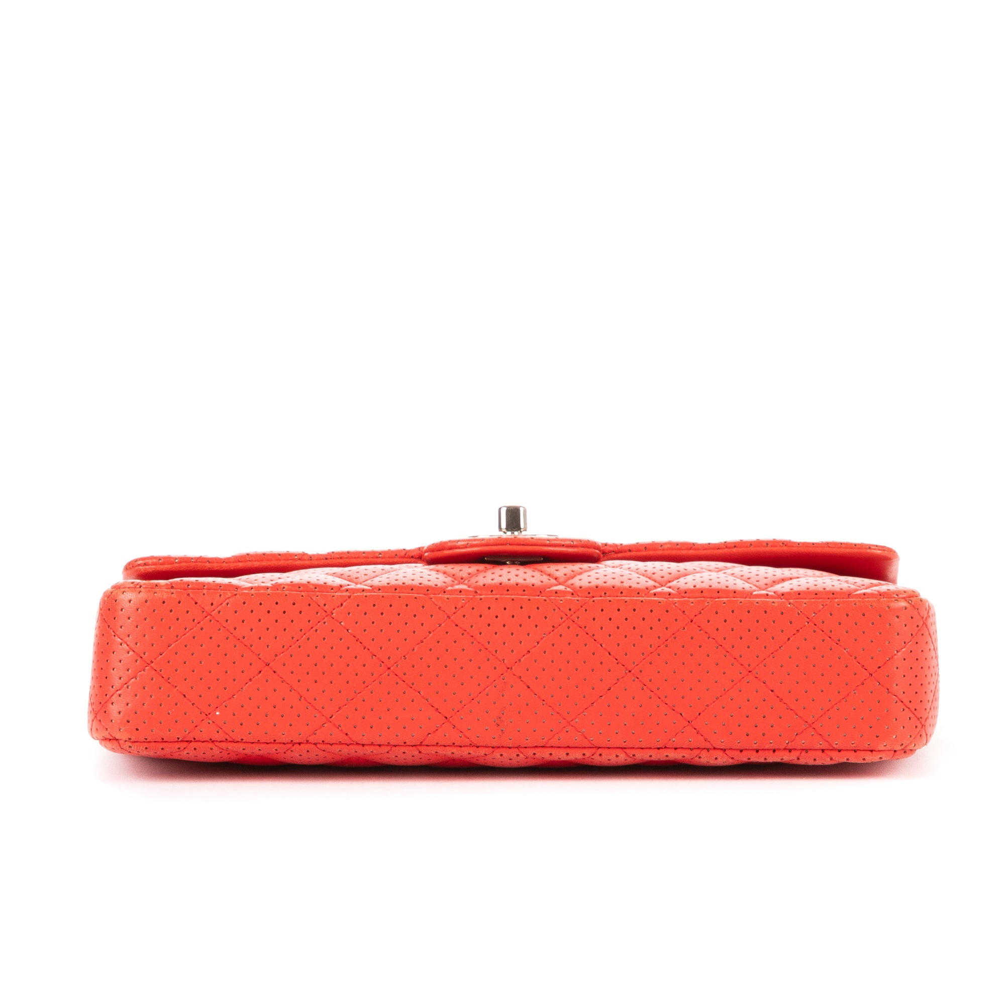 Bandolera East West con Solapa Perforada Guava Piel de Becerro Acolchada Perforada