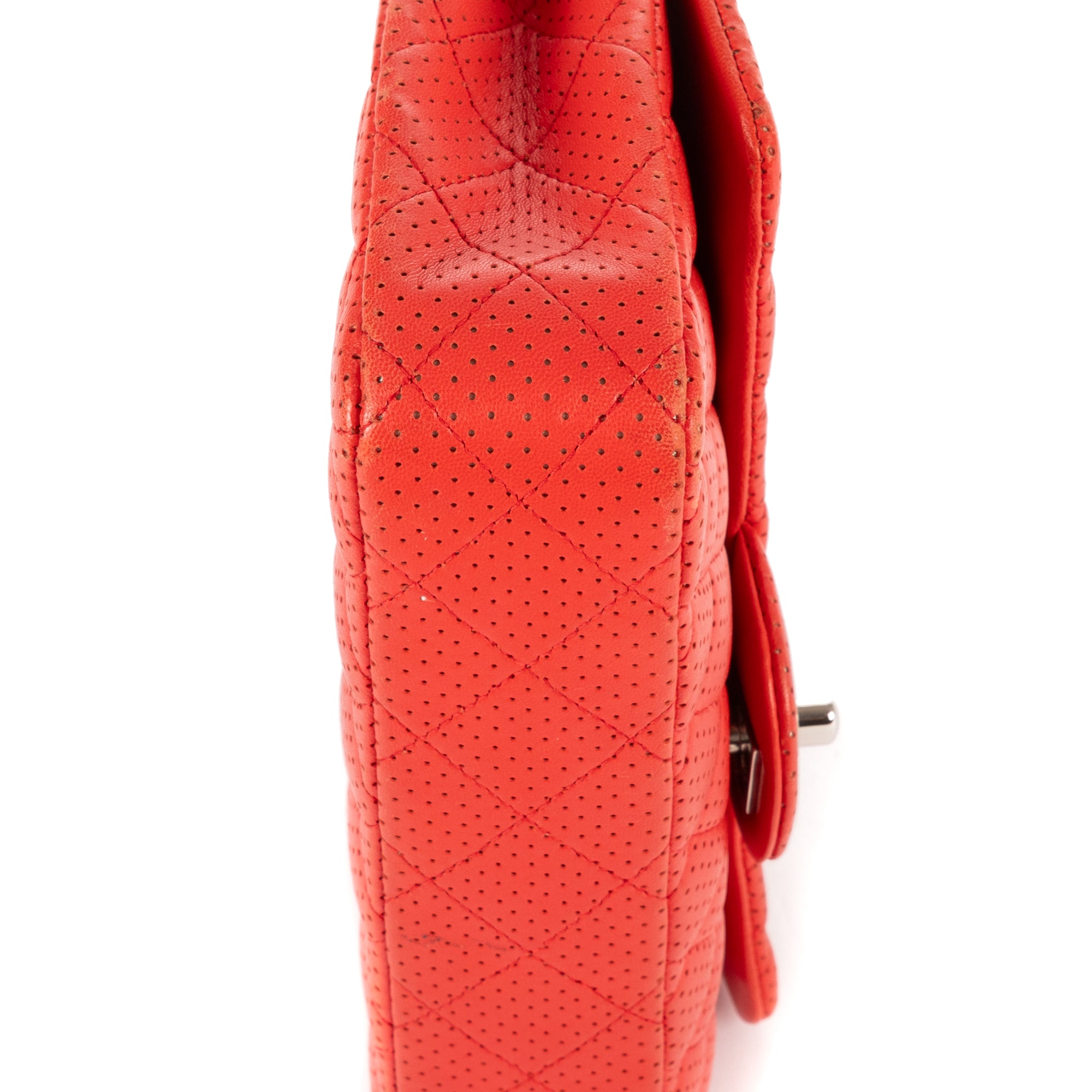 Bandolera East West con Solapa Perforada Guava Piel de Becerro Acolchada Perforada