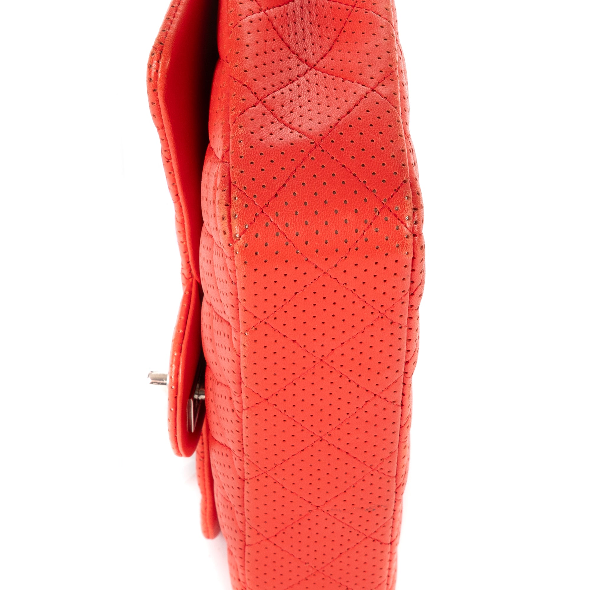 Bandolera East West con Solapa Perforada Guava Piel de Becerro Acolchada Perforada