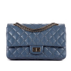 Bolso de hombro 2.55 Double Flap Jumbo de piel de becerro color cobalto