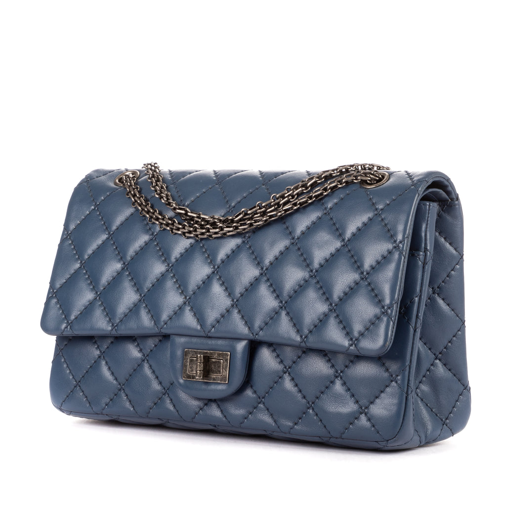 Bolso de hombro 2.55 Double Flap Jumbo de piel de becerro color cobalto