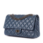 Bolso de hombro 2.55 Double Flap Jumbo de piel de becerro color cobalto