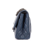 Bolso de hombro 2.55 Double Flap Jumbo de piel de becerro color cobalto