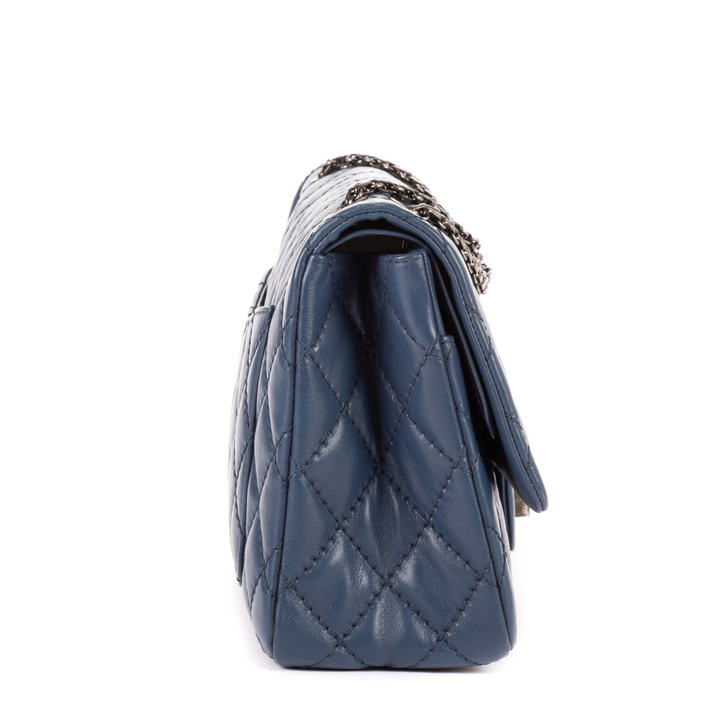 Bolso de hombro 2.55 Double Flap Jumbo de piel de becerro color cobalto