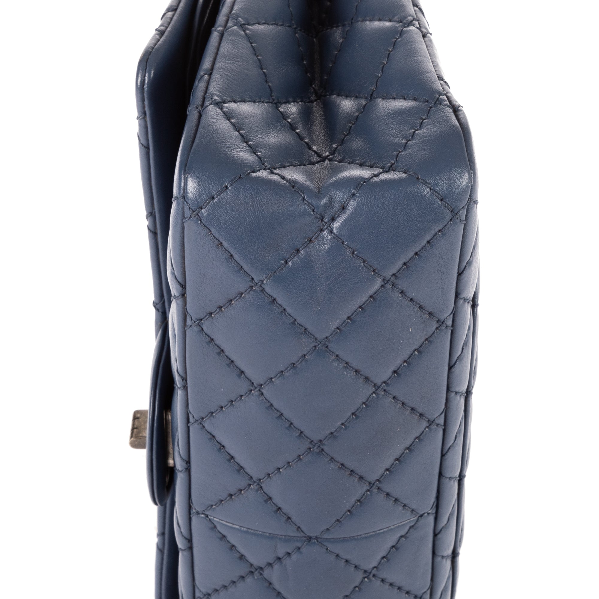 Bolso de hombro 2.55 Double Flap Jumbo de piel de becerro color cobalto