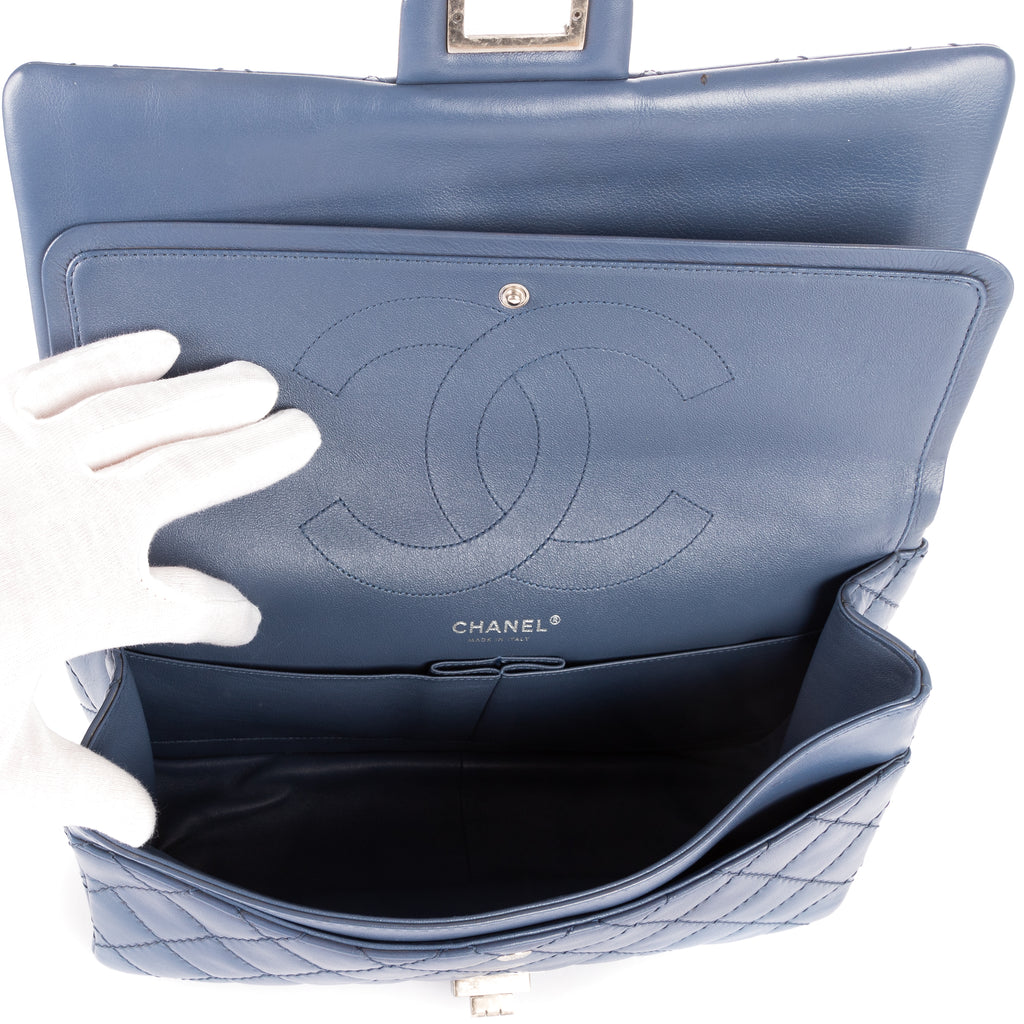 Bolso de hombro 2.55 Double Flap Jumbo de piel de becerro color cobalto
