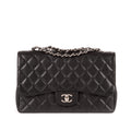 Bolso de hombro clásico Jumbo Double Flap 30 de cuero acolchado de caviar negro