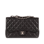 Bolso de hombro clásico Jumbo Double Flap 30 de cuero acolchado de caviar negro