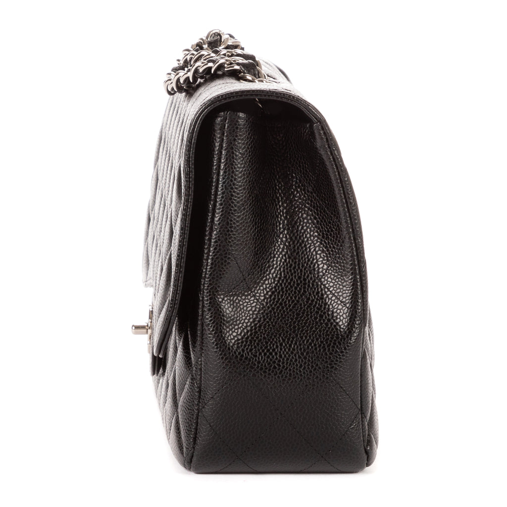Bolso de hombro clásico Jumbo Double Flap 30 de cuero acolchado de caviar negro