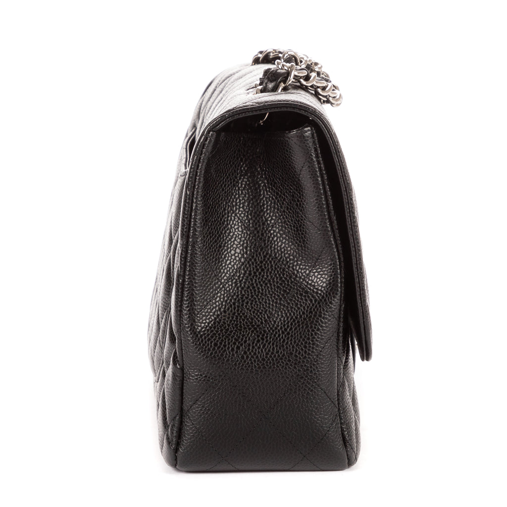 Bolso de hombro clásico Jumbo Double Flap 30 de cuero acolchado de caviar negro
