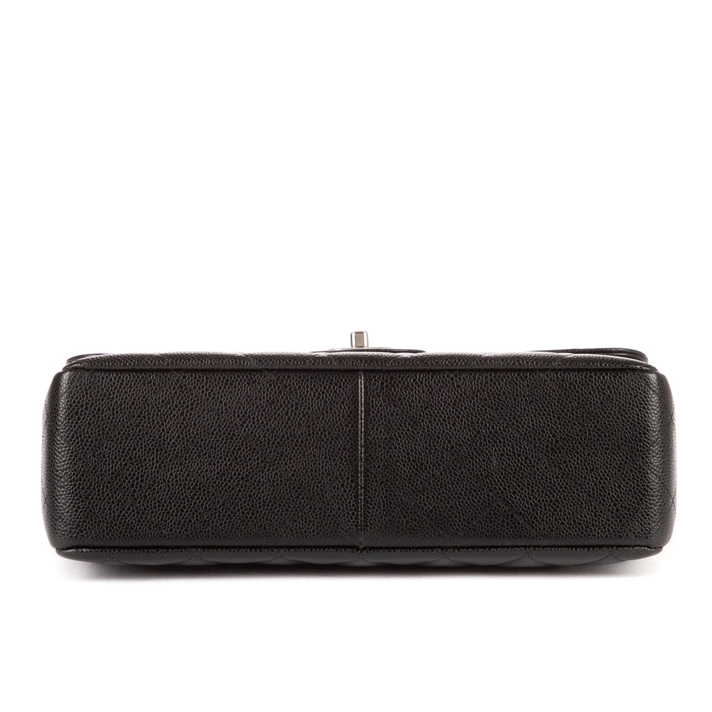 Bolso de hombro clásico Jumbo Double Flap 30 de cuero acolchado de caviar negro