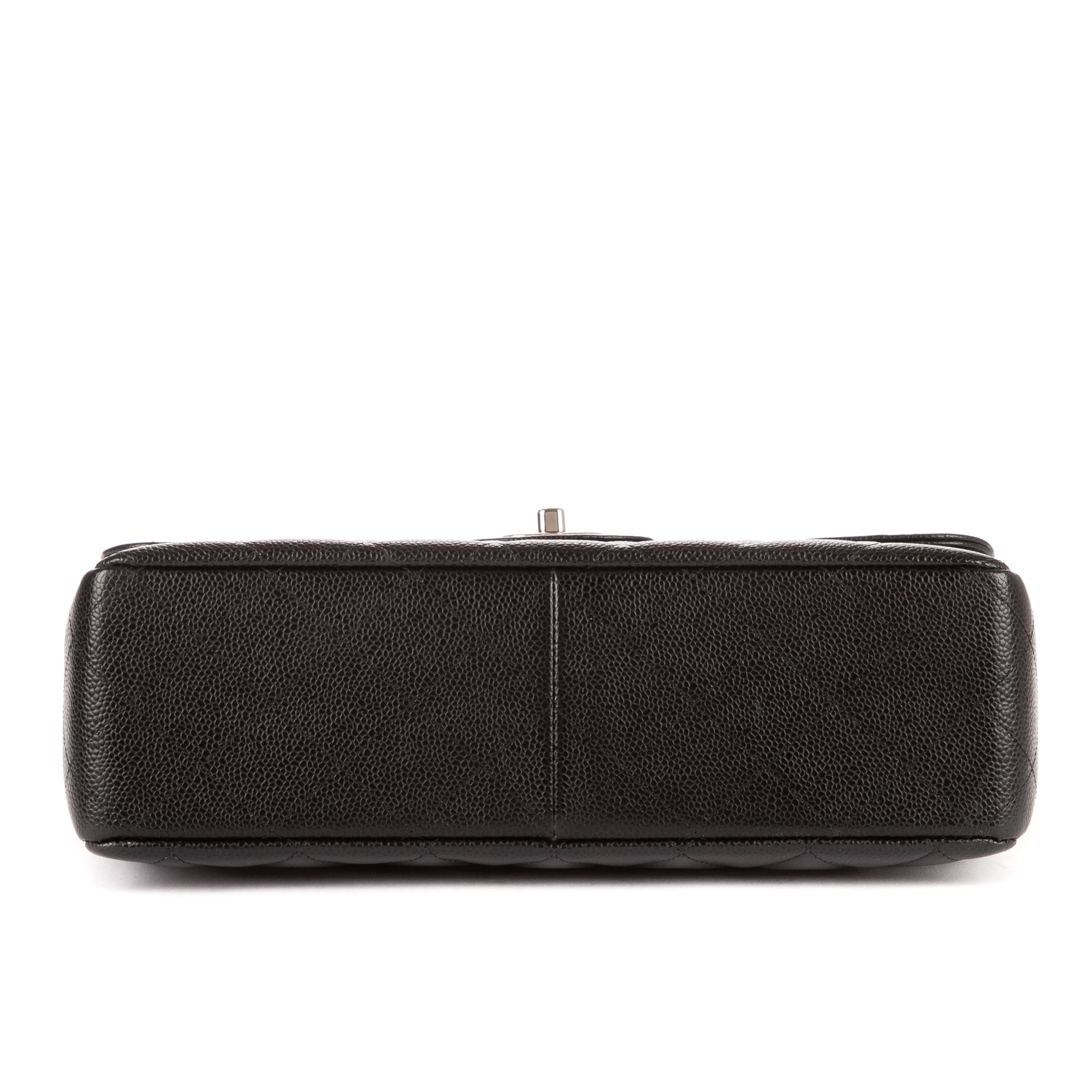Bolso de hombro clásico Jumbo Double Flap 30 de cuero acolchado de caviar negro