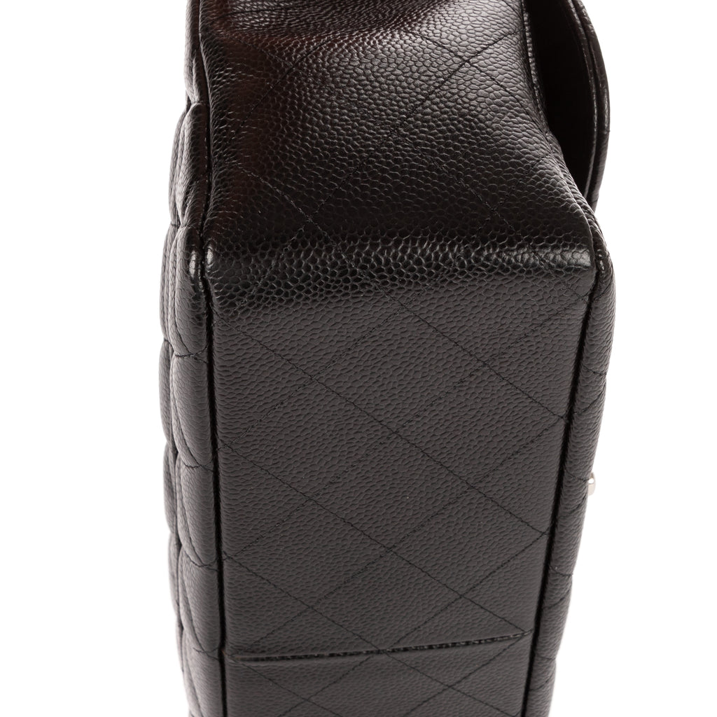 Bolso de hombro clásico Jumbo Double Flap 30 de cuero acolchado de caviar negro