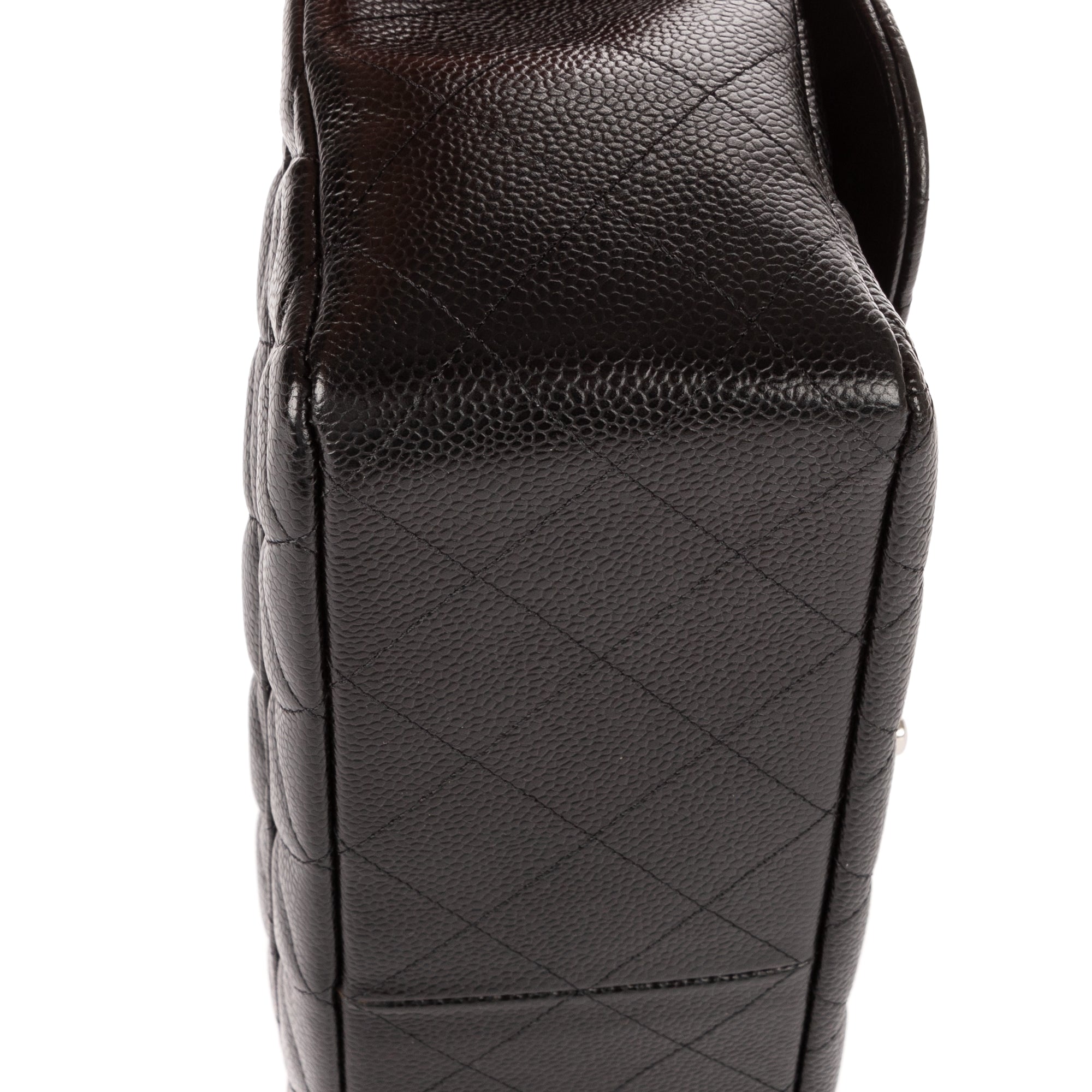 Bolso de hombro clásico Jumbo Double Flap 30 de cuero acolchado de caviar negro