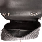 Bolso de hombro clásico Jumbo Double Flap 30 de cuero acolchado de caviar negro