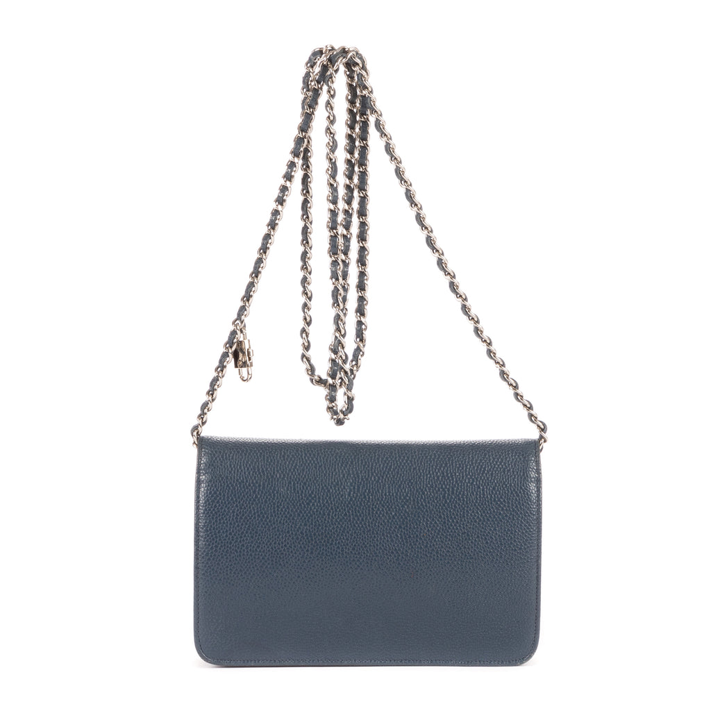 Bolso de hombro Timeless Wallet on Chain de cuero acolchado caviar color azul marino