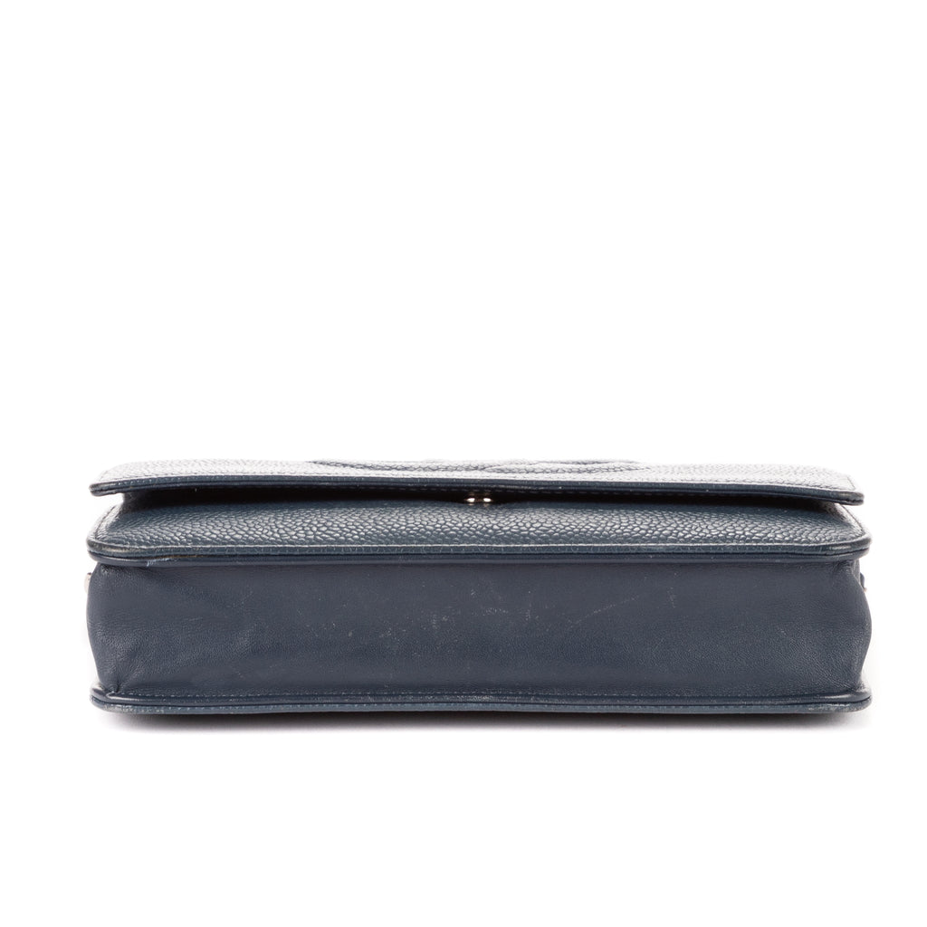 Bolso de hombro Timeless Wallet on Chain de cuero acolchado caviar color azul marino