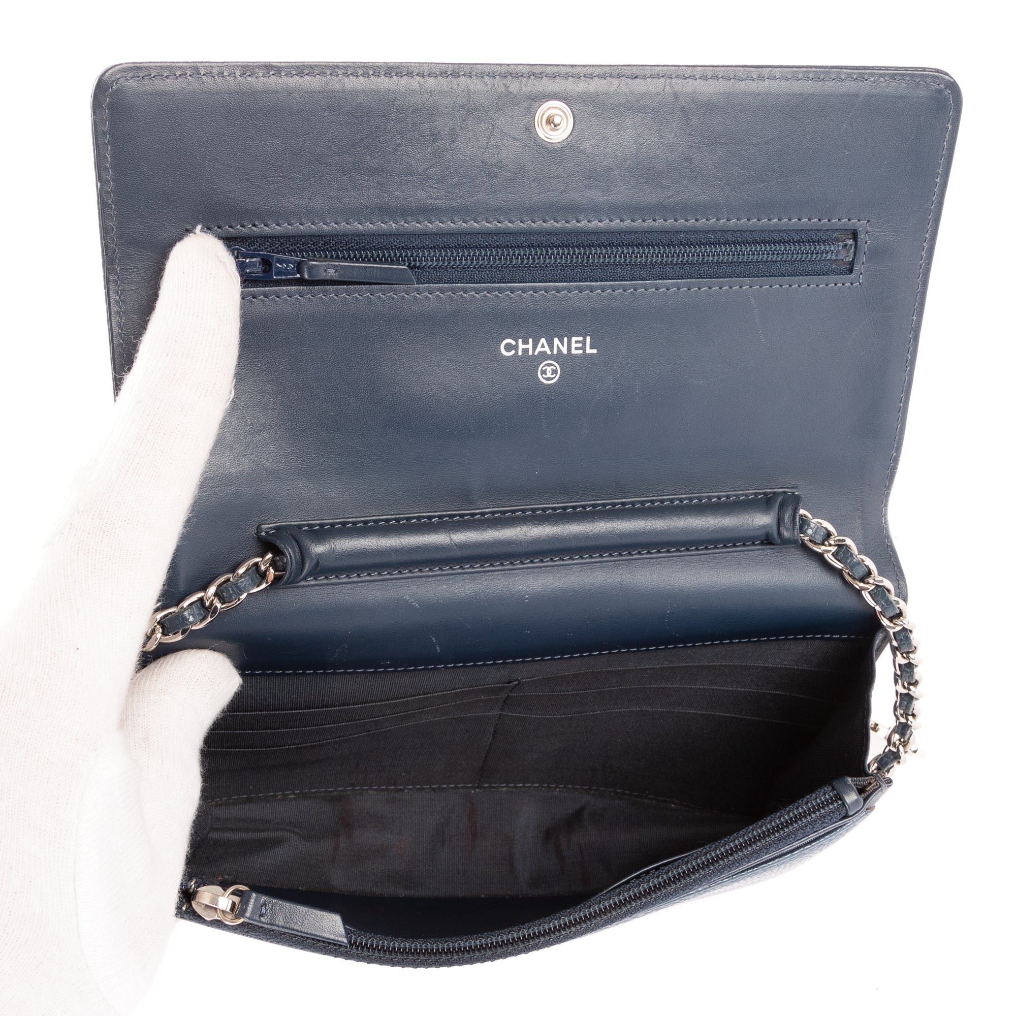 Bolso de hombro Timeless Wallet on Chain de cuero acolchado caviar color azul marino