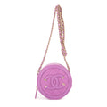 Bolso de hombro redondo tipo bandolera de piel caviar acolchada morada con filigrana