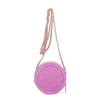 Bolso de hombro redondo tipo bandolera de piel caviar acolchada morada con filigrana