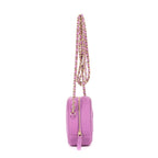 Bolso de hombro redondo tipo bandolera de piel caviar acolchada morada con filigrana