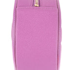 Bolso de hombro redondo tipo bandolera de piel caviar acolchada morada con filigrana