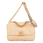 Sac bandoulière 19 à rabat en cuir de veau matelassé beige