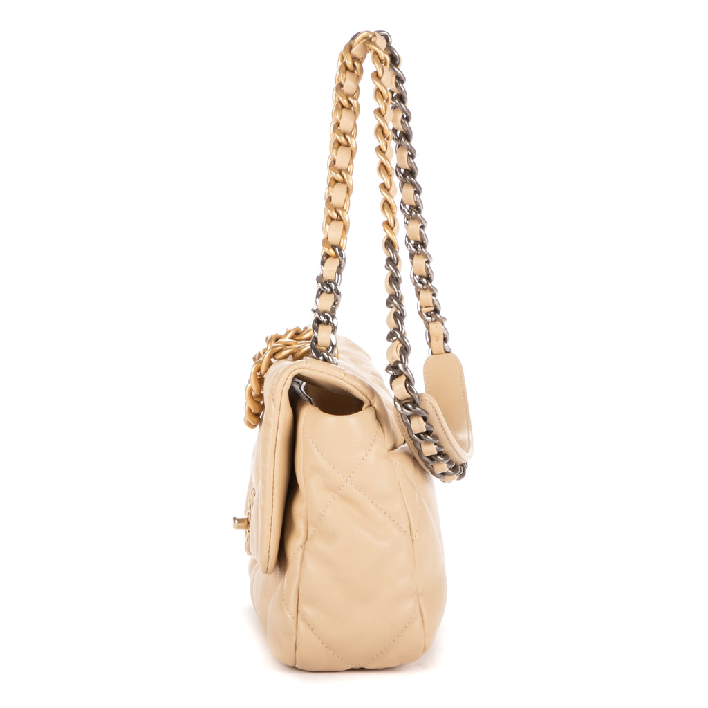Sac bandoulière 19 à rabat en cuir de veau matelassé beige