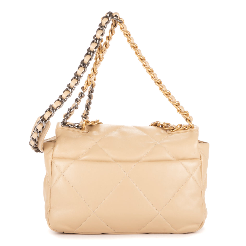 Sac bandoulière 19 à rabat en cuir de veau matelassé beige